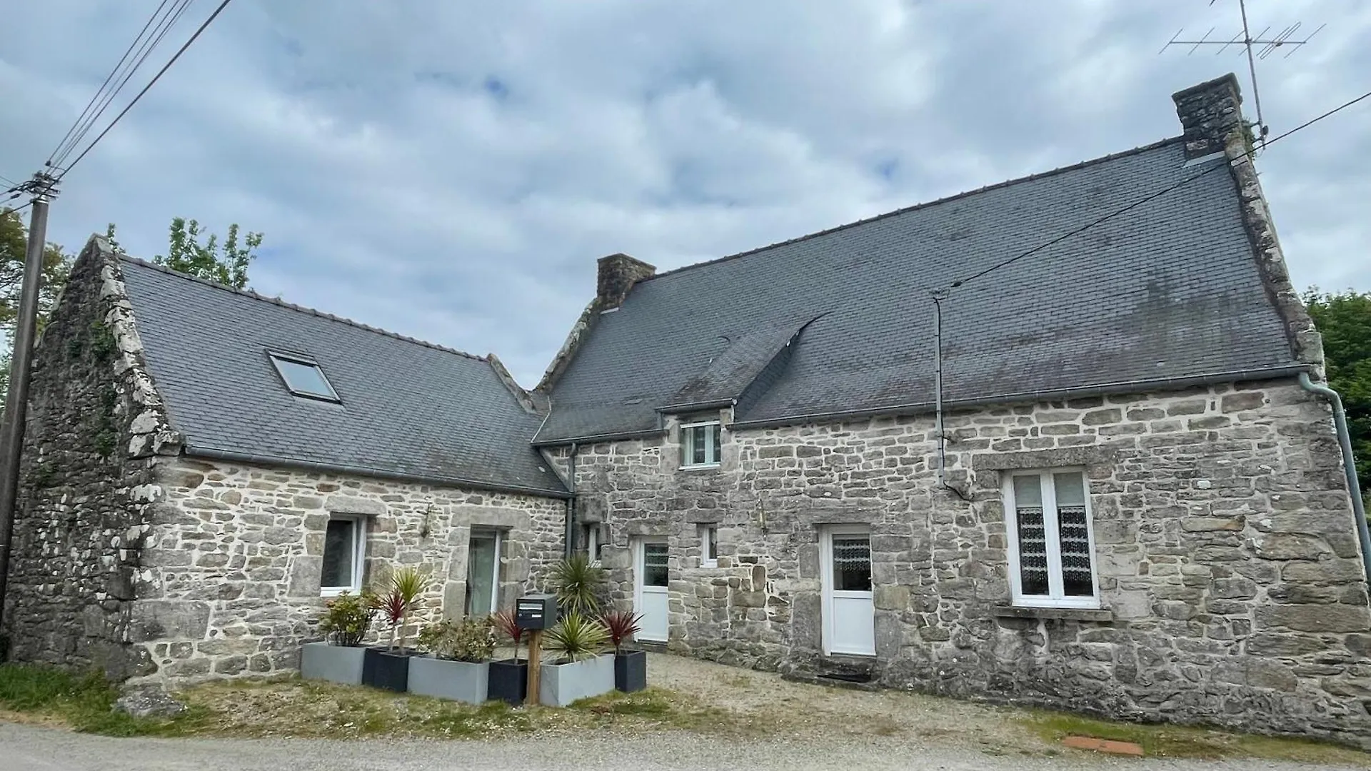 בית נופש Maison Historique Avec Jardin Secret A Limerzel